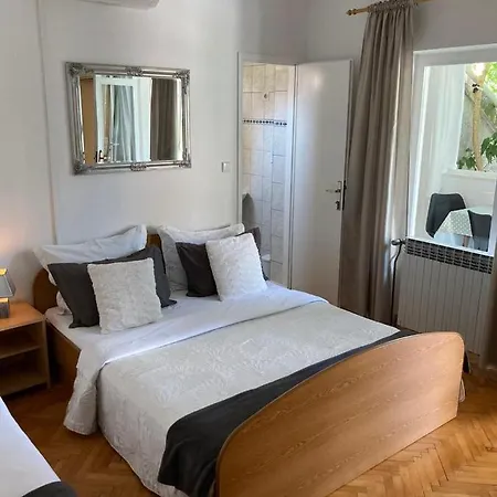 Apartments Villa Nikol טרפאניי
